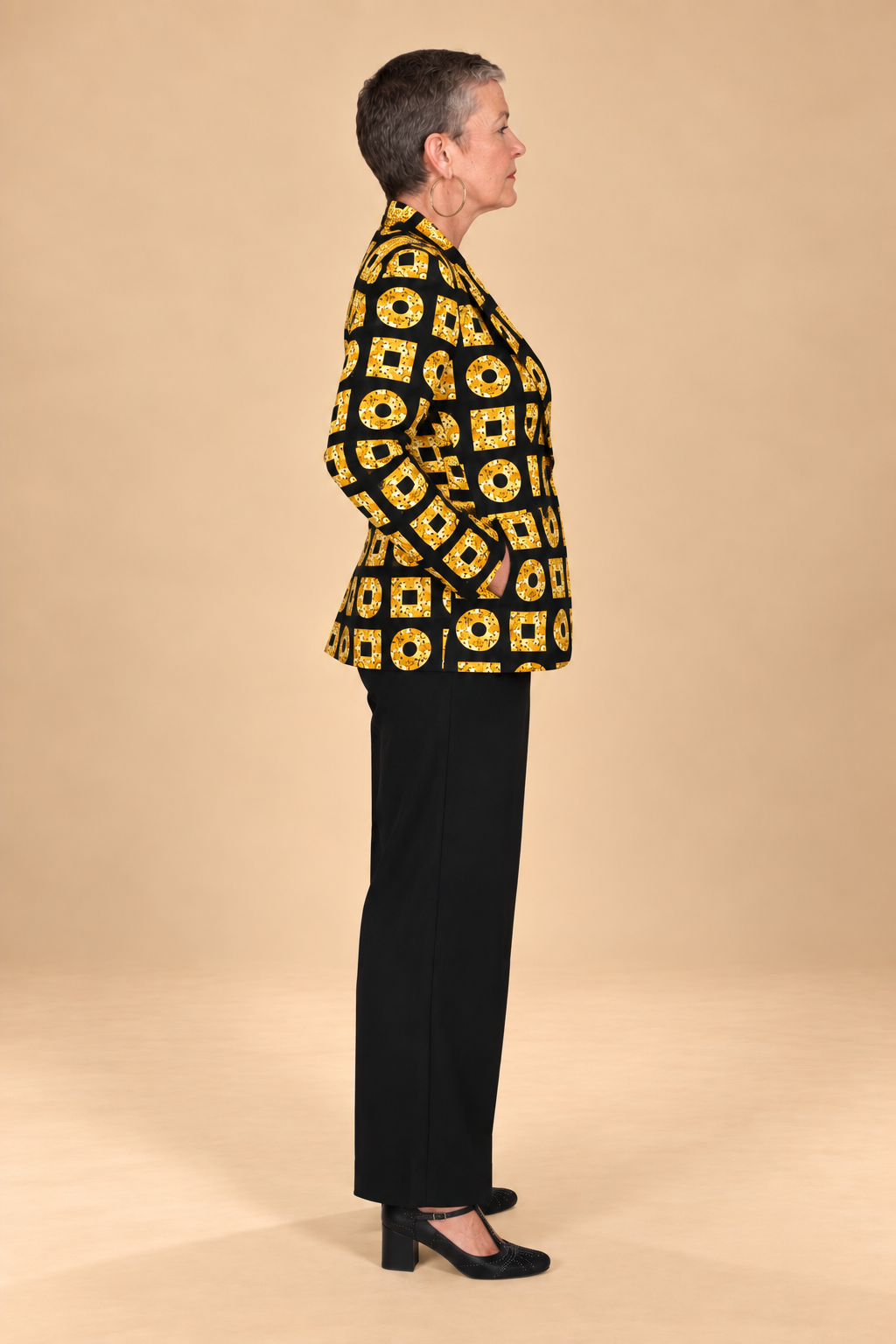 Blazer femme en wax noir et jaune Élégance graphique – Image 3