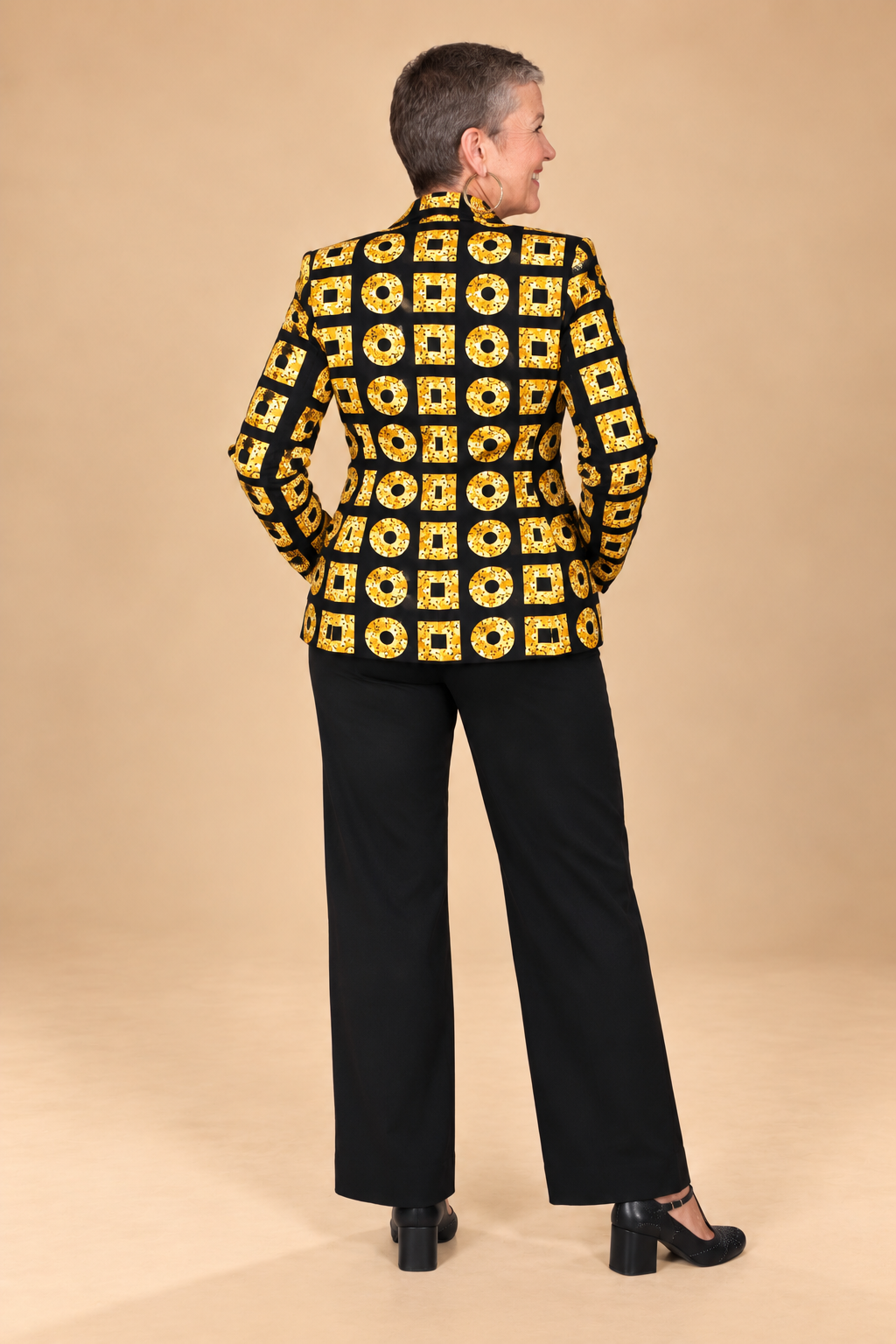 Blazer femme en wax noir et jaune Élégance graphique – Image 2