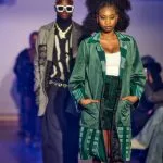 Défilé Djidiawax à Hiver Africain 2025 : manteau en velours vert et pagne tissé