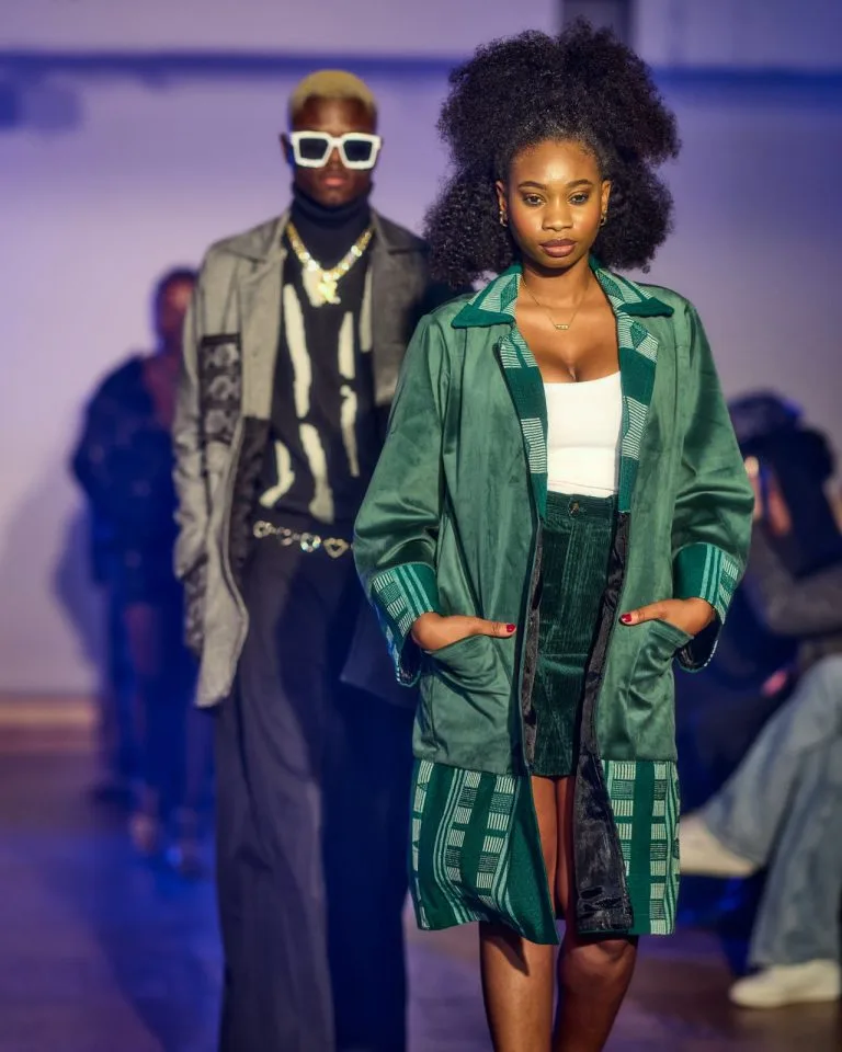 Défilé Djidiawax à Hiver Africain 2025 : manteau en velours vert et pagne tissé