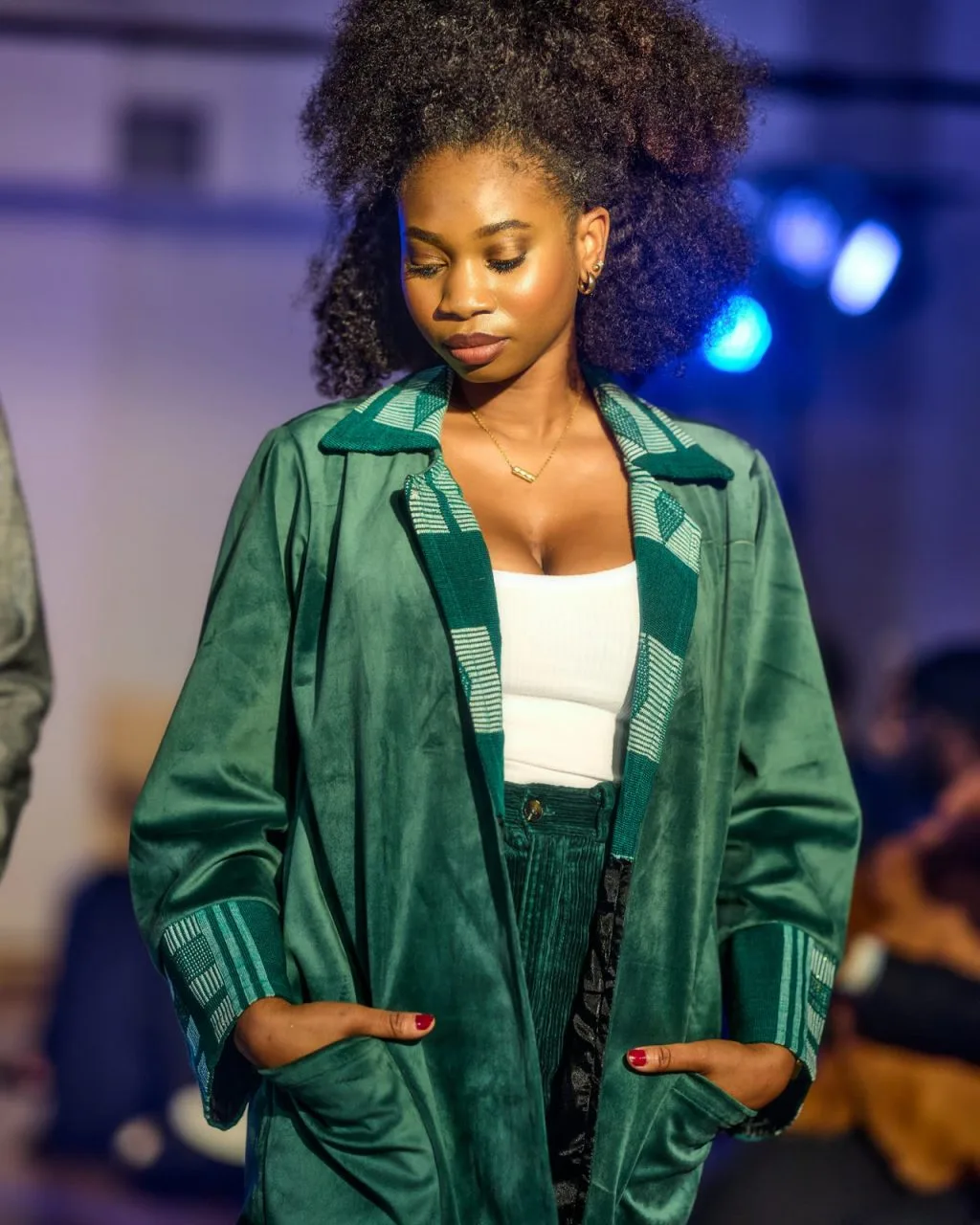 Djidiawax à Hiver Africain 2025 : manteau en velours vert, bandes de pagne tissé