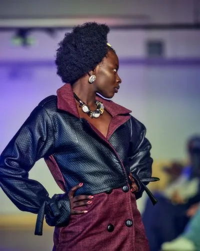 Djidiawax à Hiver Africain 2025 : trench bordeaux et noir