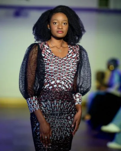 Maestro Couture à Hiver Africain 2025 : robe en wax, manches transparentes